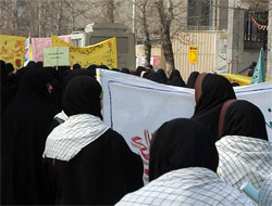 İranda 905 mahkum affedildi